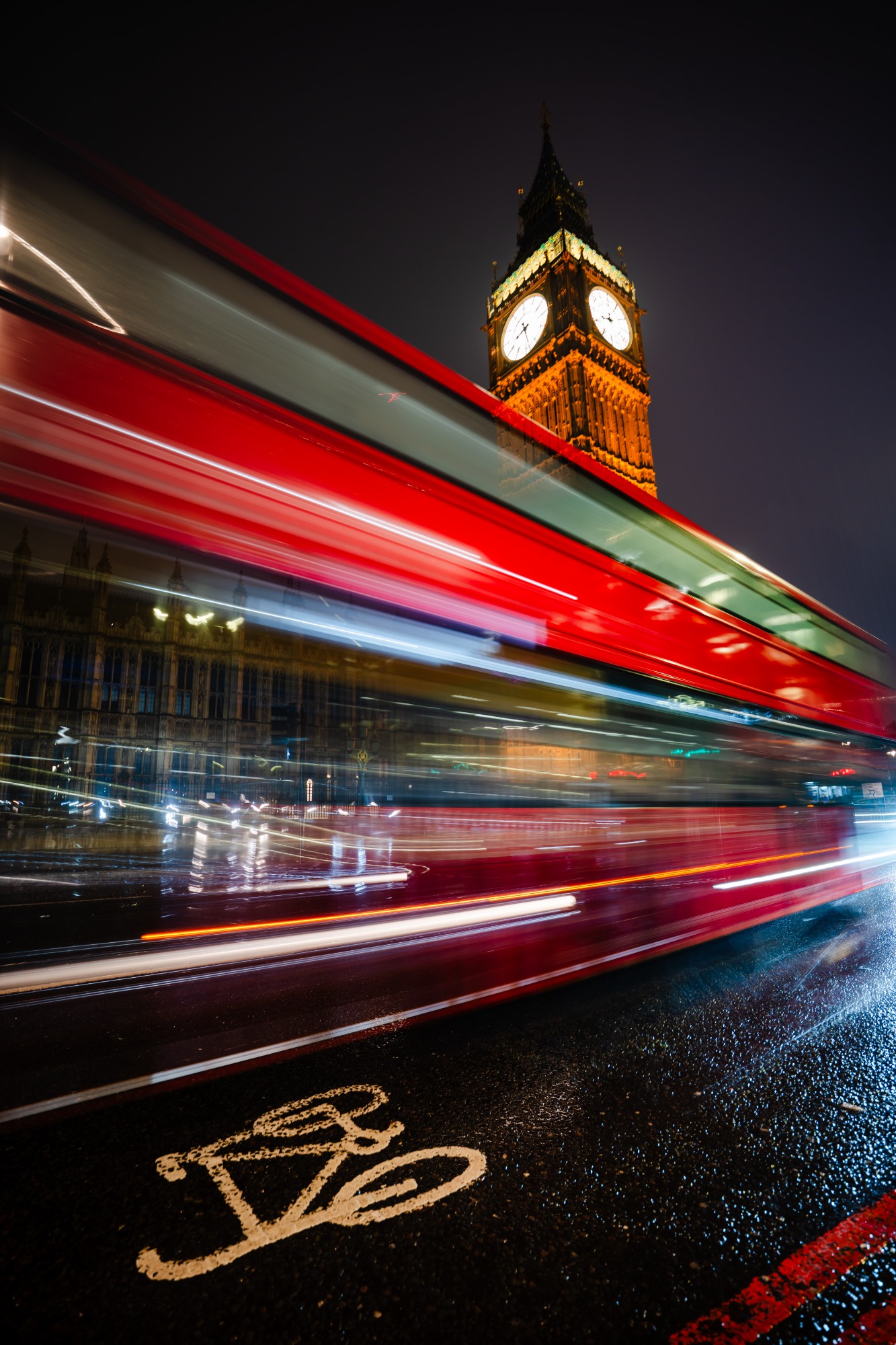 Big Ben in London mit Langzeitbelichtung eines Red Busses